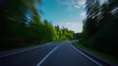 Gün batımında kırsal bir yolda, hızlandırılmış