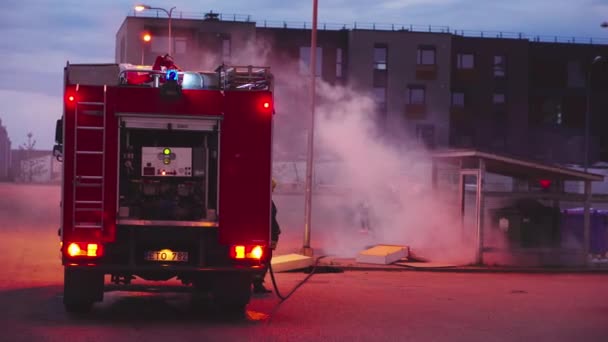 Vilnius Litauen Circa May 2018 Brandmän Släcka Brand — Stockvideo