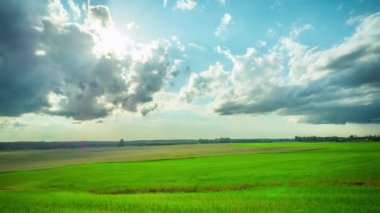 Yeşil alanlar, güneş ve bulutlar, zaman atlamalı