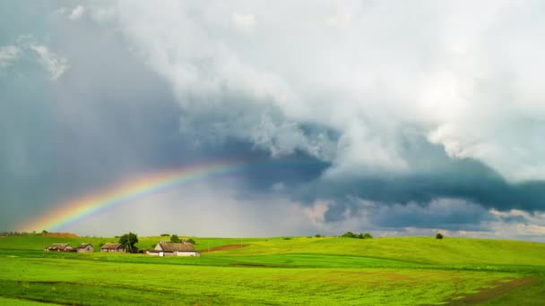 田舎の風景 雨雲と虹 タイムラプス — ストック動画