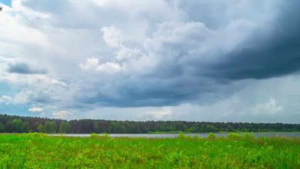 Floresta Lago Nuvens Chuva Lapso Tempo Panorâmico — Vídeo de Stock