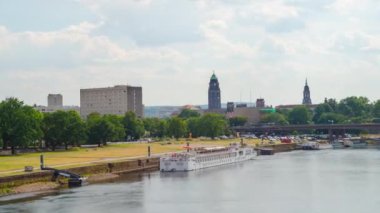 Dresden, Almanya yaklaşık Temmuz 2018: Elbe Nehri ile Eski Şehir Panoraması, zaman atlamalı