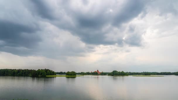 Regen Wolken Boven Het Meer Trakai Castle Time Lapse — Stockvideo