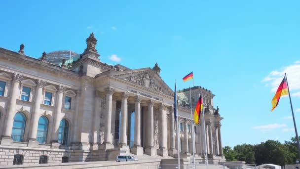Βερολίνο Γερμανία Περίπου Ιούλιο 2018 Πρόσοψη Του Ράιχσταγκ Γερμανικές Σημαίες — Αρχείο Βίντεο