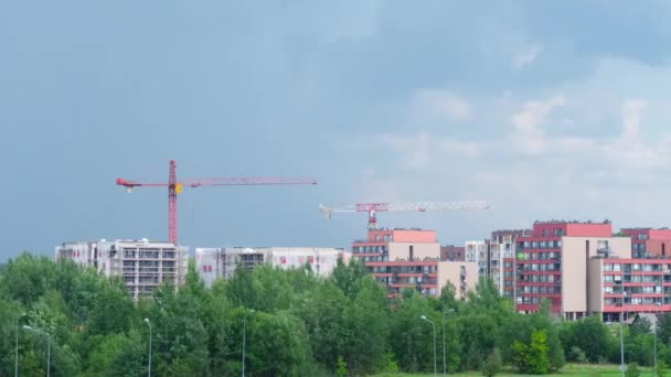 Constructie Met Kranen Regen Wolken Timelapse — Stockvideo