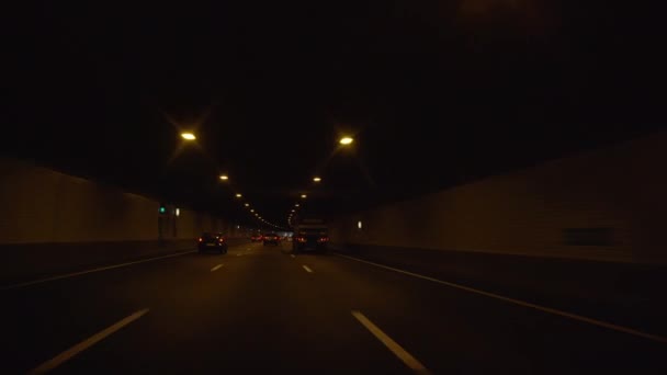 Conduire sur un long tunnel 