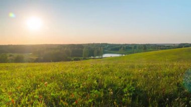 Gün batımı ve güzel manzara, bir vinç ile zaman atlamalı