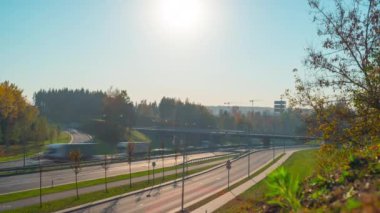 Gün batımında güçlü akşam trafiği, hızlandırılmış