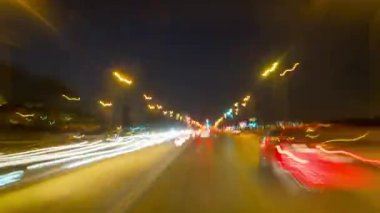 Polonya, Varşova, yaklaşık Nisan 2019: Varşova'nın merkezinde araba sürmek, hızlandırılmış