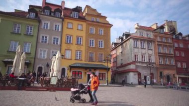 Polonya, Varşova, yaklaşık Nisan 2019: Varşova Eski Kenti'nde yürüyen turistler