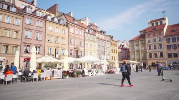 Pologne Varsovie Vers Avril 2019 Touristes Marchant Dans Vieille Ville — Video