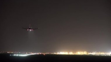 Uçak gece havaalanına iniyor..