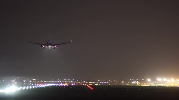 Uçak Gece Havaalanına Iniyor — Stok video