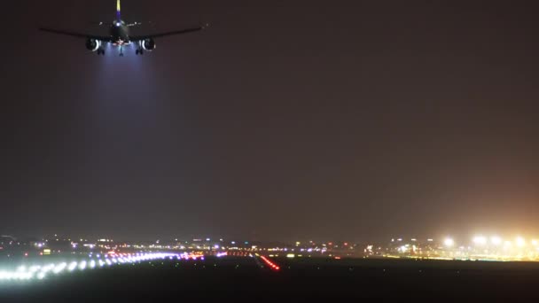 Het Vliegtuig Landt Nachts Luchthaven — Stockvideo