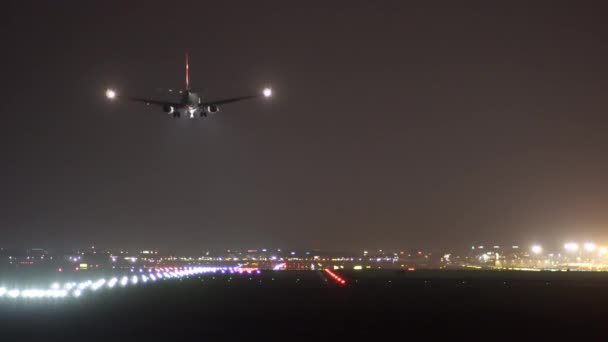 Het Vliegtuig Landt Nachts Luchthaven — Stockvideo