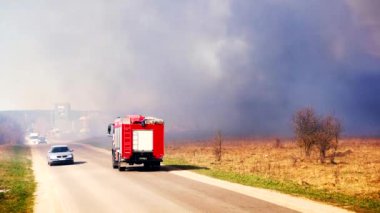 Vilnius, Litvanya - nisan 2019 civarı: Yangından dumandolu yolda araba sürmek