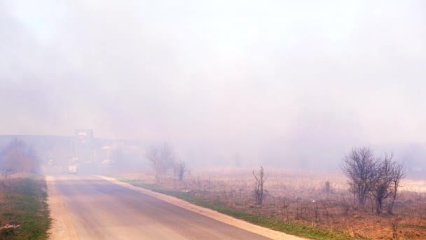 维尔纽斯 立陶宛 大约2019年4月 汽车在浓烟弥漫的道路上行驶 从火中 — 图库视频影像