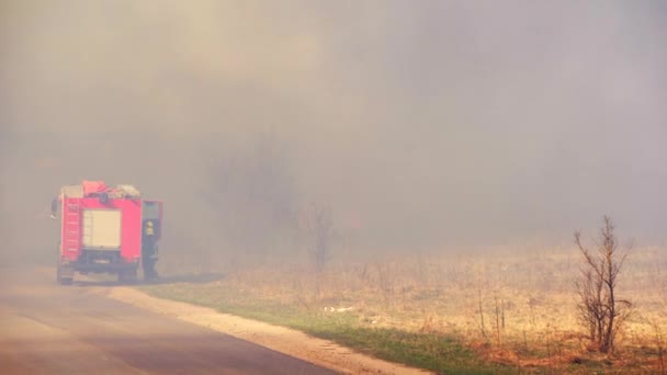 Vilnius Lituania Circa Aprile 2019 Vigili Del Fuoco Precipitano Spegnere — Video Stock