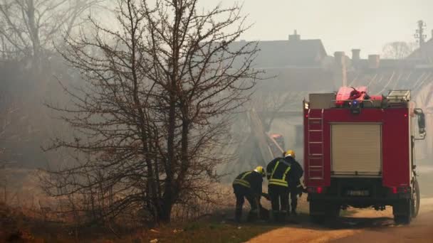 ビリニュス リトアニア 2019年4月頃 消防士が火を消すために急いで — ストック動画
