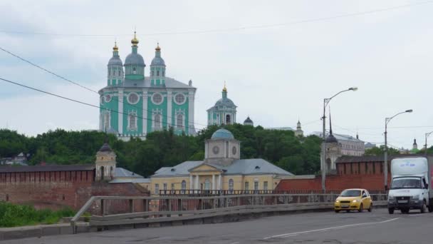 俄罗斯 斯摩棱斯克 2019年5月 升天大教堂和贝利亚耶夫街 — 图库视频影像