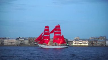 St. Petersburg, Rusya Haziran 2019: Kırmızı yelkenli bir gemi Neva Nehri boyunca yelken açıyor