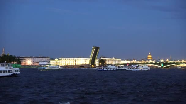 サンクトペテルブルク ロシア2019年6月 大きな船が白い夜に開いた橋を通過 — ストック動画