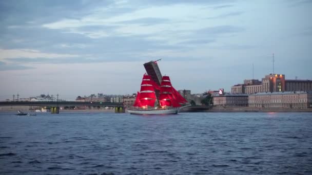São Petersburgo Rússia Circa Junho 2019 Navio Com Velas Vermelhas — Vídeo de Stock