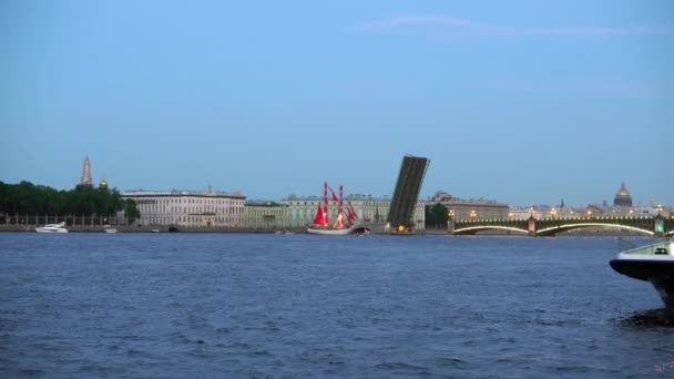 San Petersburgo Rusia Circa Junio 2019 Barco Con Velas Rojas — Vídeo de stock