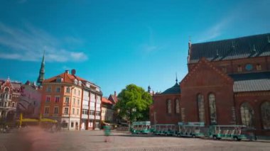 Riga, Letonya - yaklaşık Temmuz, 2019: Ünlü Dome Katedrali, ünlü yerleri ziyaret eden turistler, panoramik zaman atlamalı