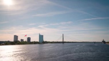 Riga, Letonya - yaklaşık Temmuz, 2019: Daugava ve Riga Nehri'nin panoramik manzarası, panoramik zaman atlamalı