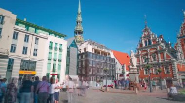 Riga, Letonya - yaklaşık Temmuz, 2019: Blackheads ünlü Evi, turistler ünlü yerleri ziyaret, panoramik zaman atlamalı