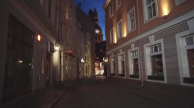 Riga, Letonya - yaklaşık Temmuz, 2019: Kubbe Katedrali ile Old Town sokak uzakta görünür.