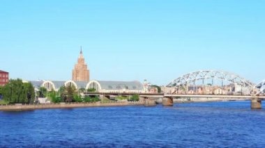 Riga, Letonya - yaklaşık Temmuz, 2019: Riga Old Market ve demiryolu köprüsü