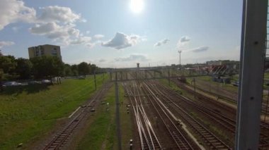 Vilnius, Litvanya - yaklaşık Ağustos, 2019: Geçen bir tren ile tren istasyonu, köprüden görünümü.