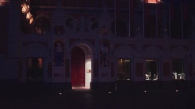 Riga, Letonya - yaklaşık Temmuz, 2019: Blackheads ünlü Evi, gece binanın arka ışık kapatın.