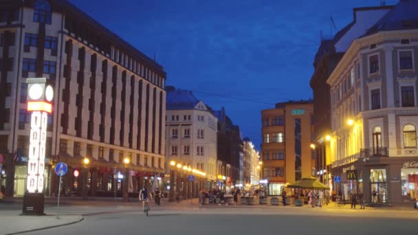 ラトビア 2019年7月頃 旧市街の観光客を歩く — ストック動画