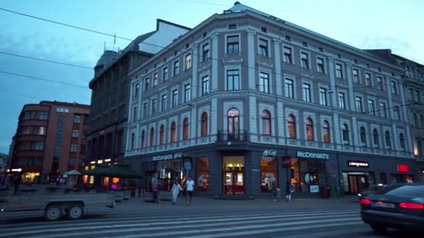 Riga Letonya Yaklaşık Temmuz 2019 Riga Old Town Yürüyen Insanlar — Stok video
