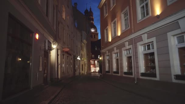 ラトビア 2019年7月頃 ドーム大聖堂が遠くに見える旧市街通り — ストック動画