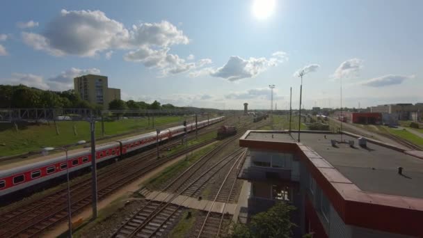 Vilnius Litauen August 2019 Bahnhof Mit Vorbeifahrendem Zug Blick Von — Stockvideo