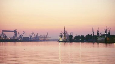 Gdynia, Polonya - yaklaşık Ağustos 2019: Gdynia limanlarında gece çalışması - yükleme, boşaltma, onarım.