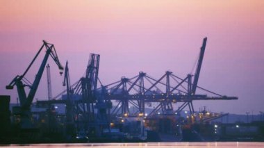 Gdynia, Polonya - yaklaşık Ağustos 2019: Gdynia limanlarında gece çalışması - yükleme, boşaltma, onarım.