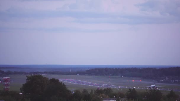 Vilnius Litvanya Yaklaşık Ağustos 2019 Uçak Gece Vilnius Havaalanından Kalkıyor — Stok video