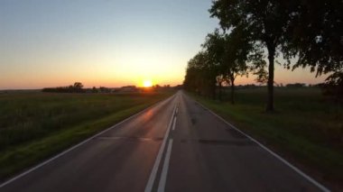 Gün batımına kırsal bir yolda, pov