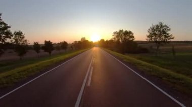 Gün batımına kırsal bir yolda, pov