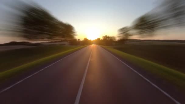 Gün Batımına Doğru Kırsal Bir Yolda Hızlandırılmış — Stok video