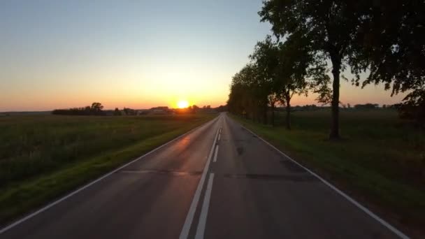 Auf Einer Landstraße Zum Sonnenuntergang Pov — Stockvideo