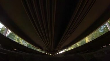 Tren geçiyor, alt görünüm, yavaş çekim