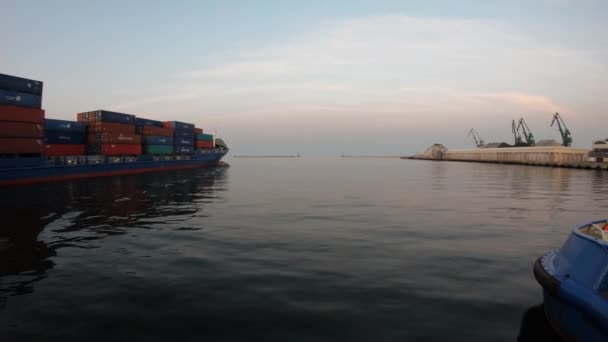 Gdynia Polen Augusti 2019 Lastfartyg Lämnar Gdynias Hamn Vid Solnedgången — Stockvideo