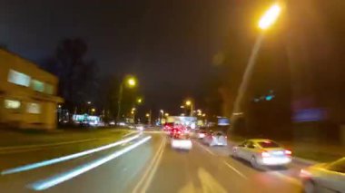 Vilnius, Litvanya - Ekim 2019: Geceleyin bir şehirde araba sürmek, zaman aşımı