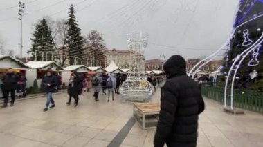 Vilnius, Litvanya - Aralık 2019: Katedral Meydanı 'ndaki Noel ağacı ve pazarı